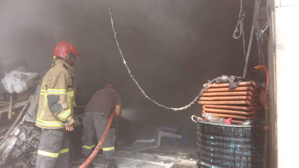 بالصورة... إهماد حريق داخل متجر مخصص لبيع الزيوت في المدينة الصناعية - زحلة