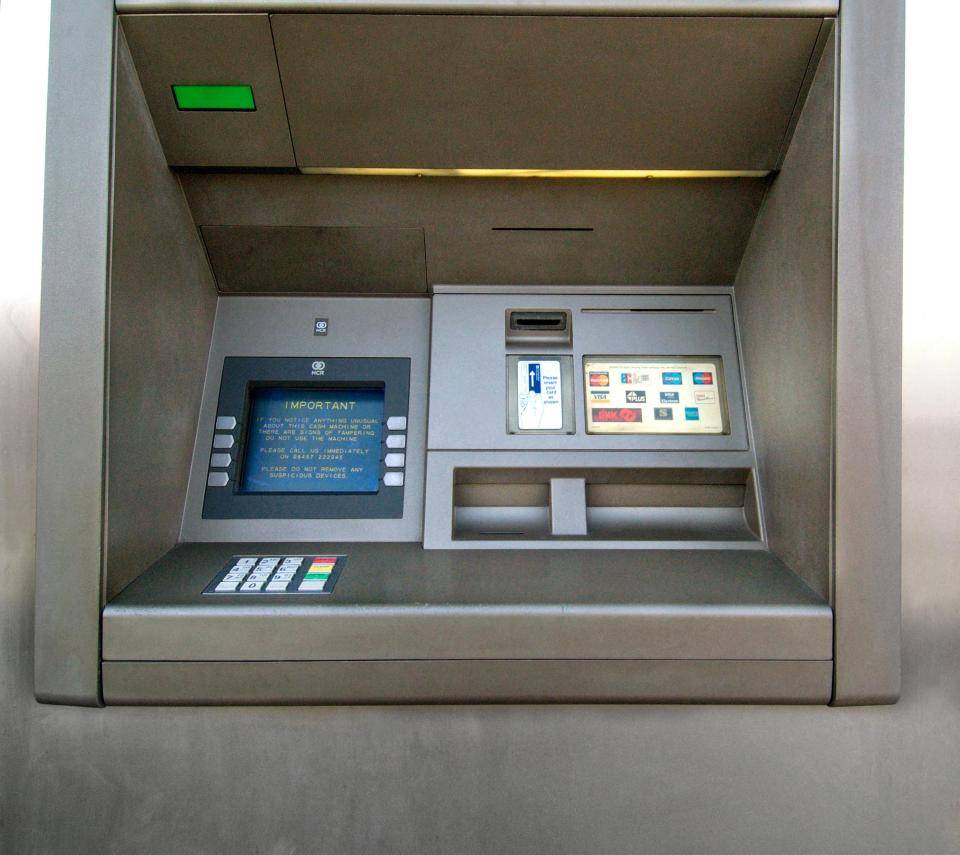 طرابلس.. ماكينات سحب الأموال "ATM" إما مغلقة أو خالية من الأموال