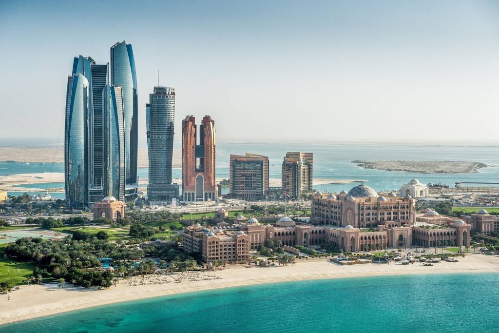 مقتل أربعة من كوادر شرطة أبو ظبي جراء سقوط طائرة