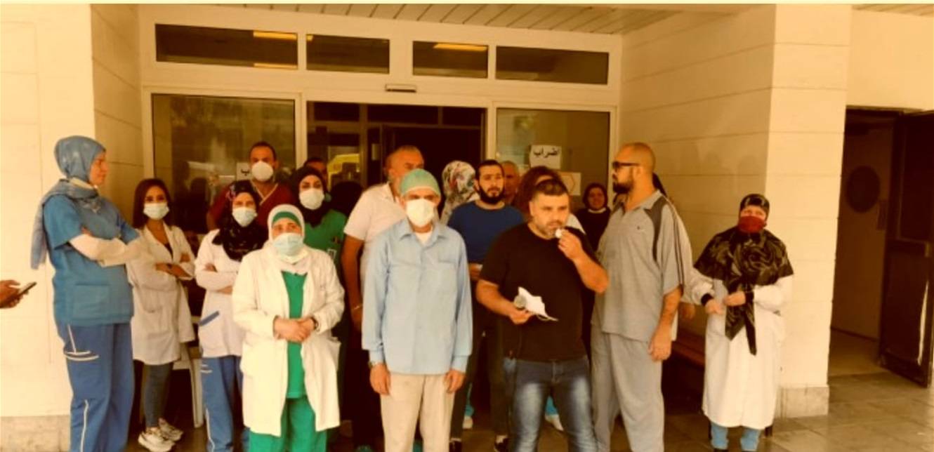 تصعيد في مستشفى صيدا يندد  بالأوضاع الإقتصادية