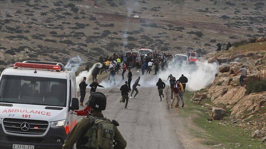 مستوطنون يعتدون على طفل فلسطيني مصاب داخل سيارة إسعاف