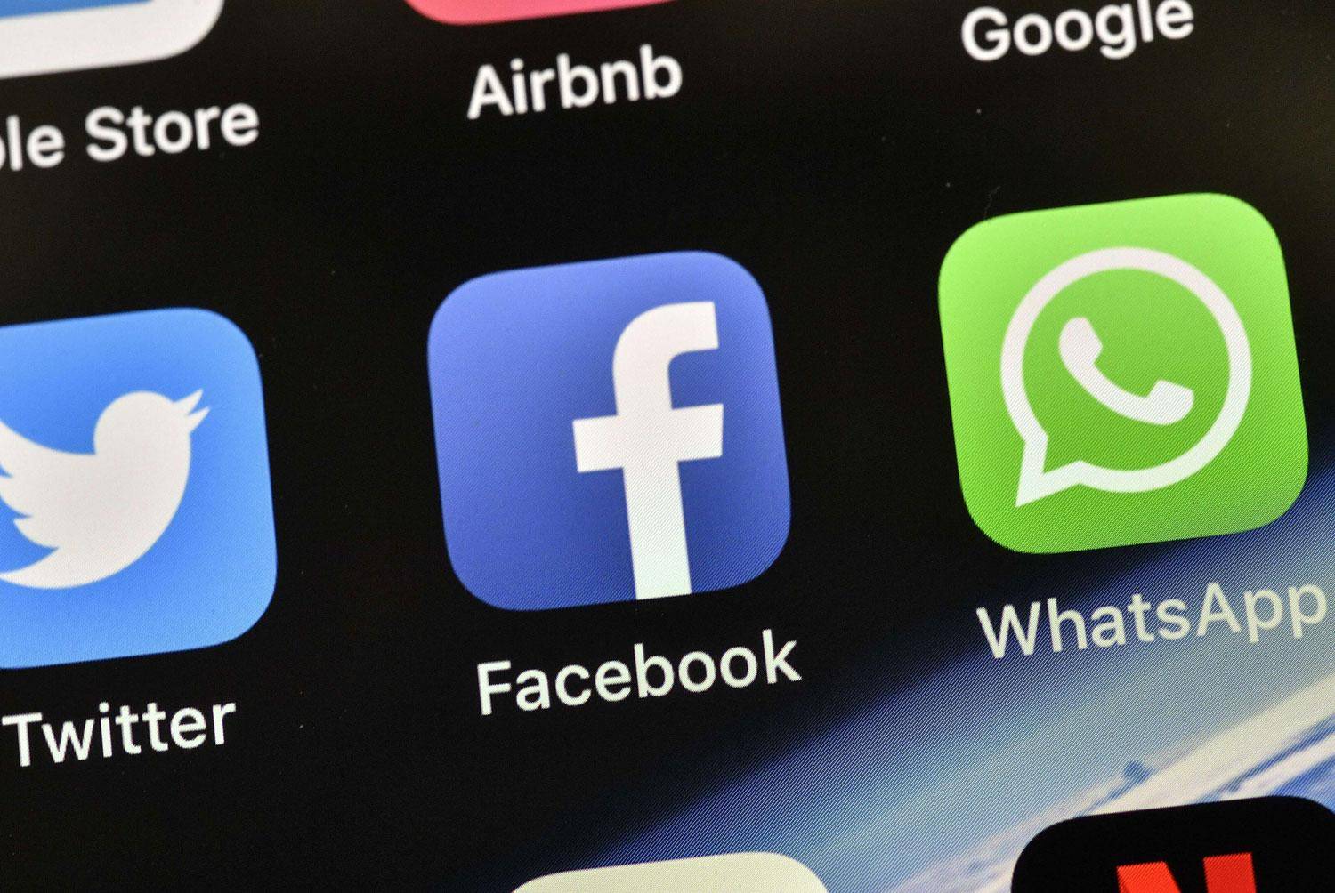 طاقم من فيسبوك يحاول إعادة برمجة خوادم الشركة يدويا