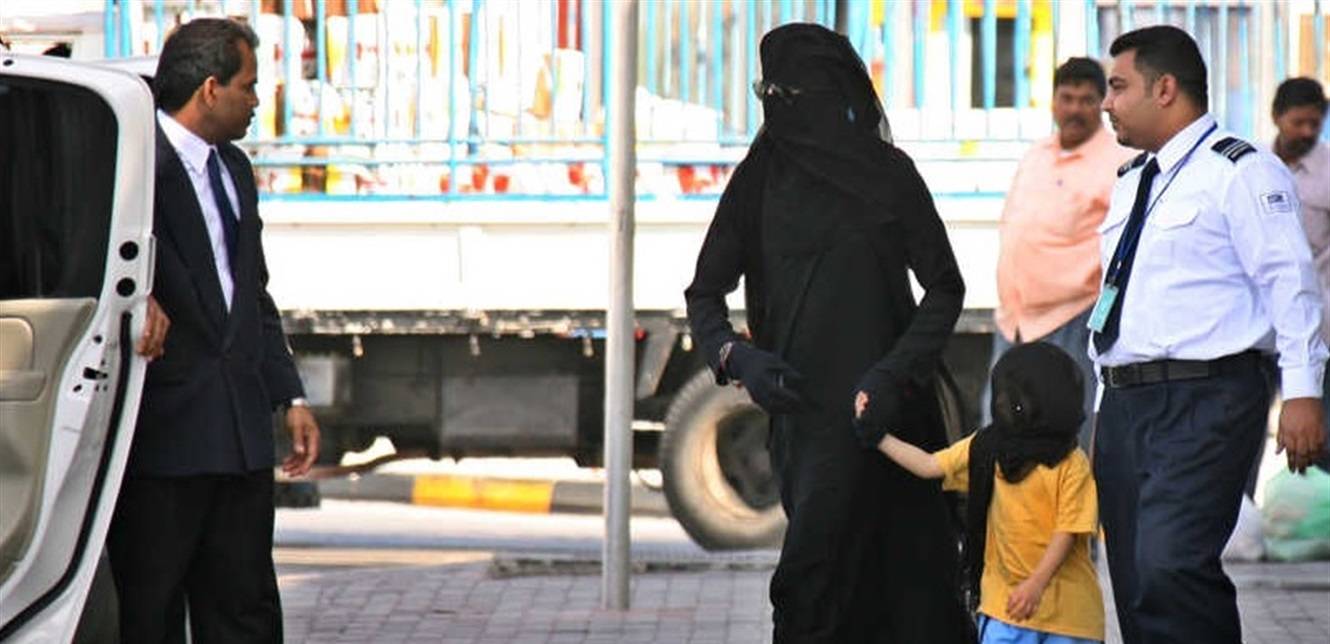 اعتاد التجول بعباءة نسائية.. تفاصيل مثيرة لحياة فنان شهير!