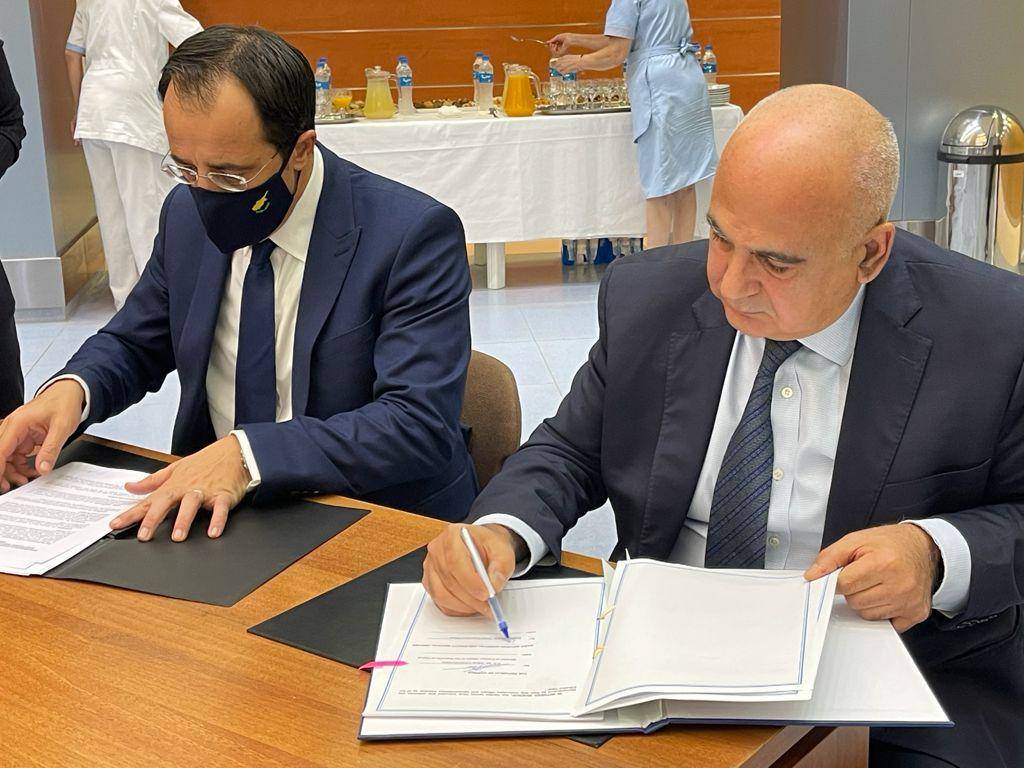 هبة قبرصية لمركز غسل الكلى في مستشفى الروم