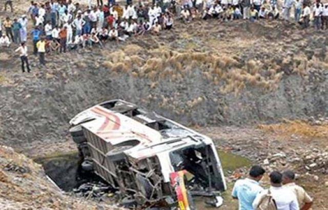 12 قتيلا بحادث انحراف حافلة في الهند