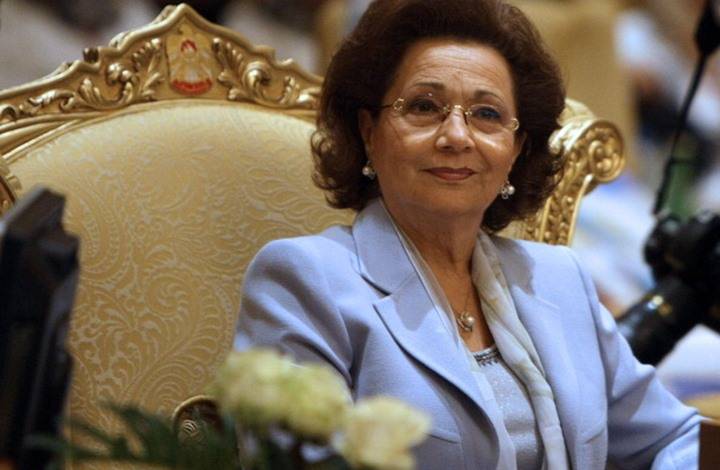 شاهد كيف بدت زوجة الرئيس المصري الراحل حسني مبارك خلال زيارة ضريحه