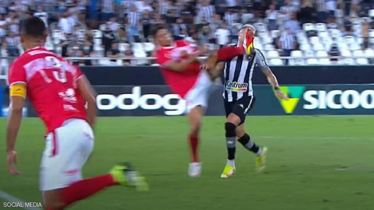 البرازيل: تدخل عنيف في مباراة كاد يودي بحياة اللاعب