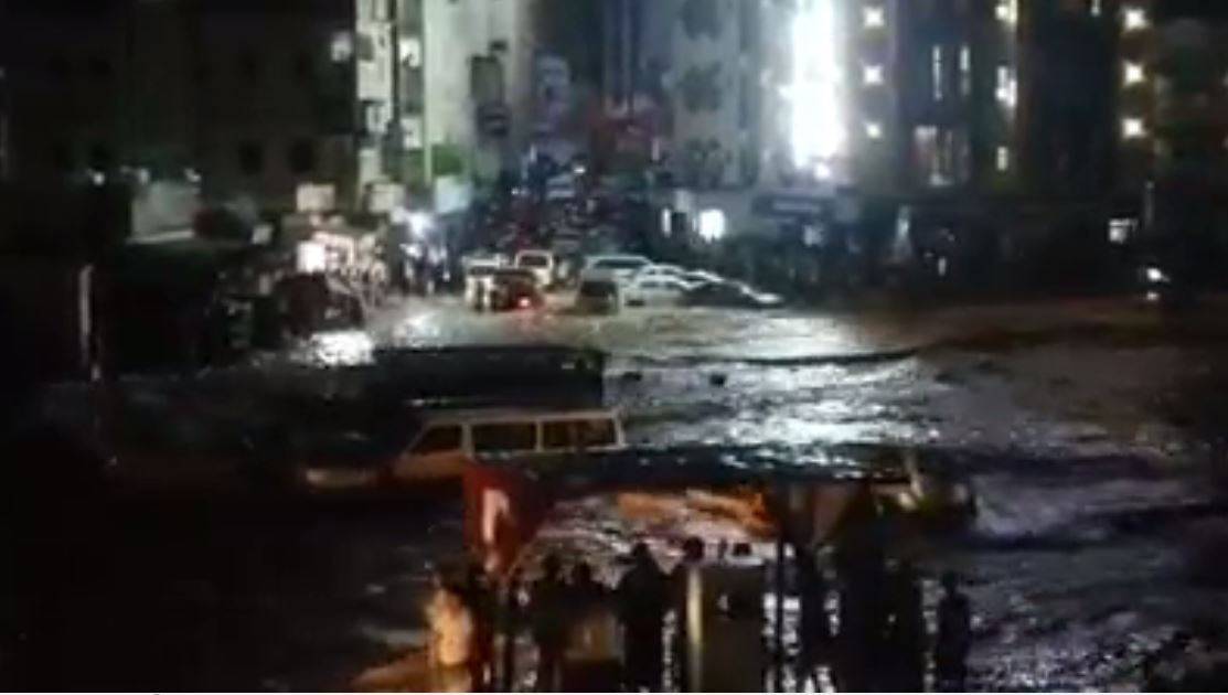 فيضانات عارمة تجرف سيارات بعد إعصار "شاهين" بمحافظة حضرموت في اليمن