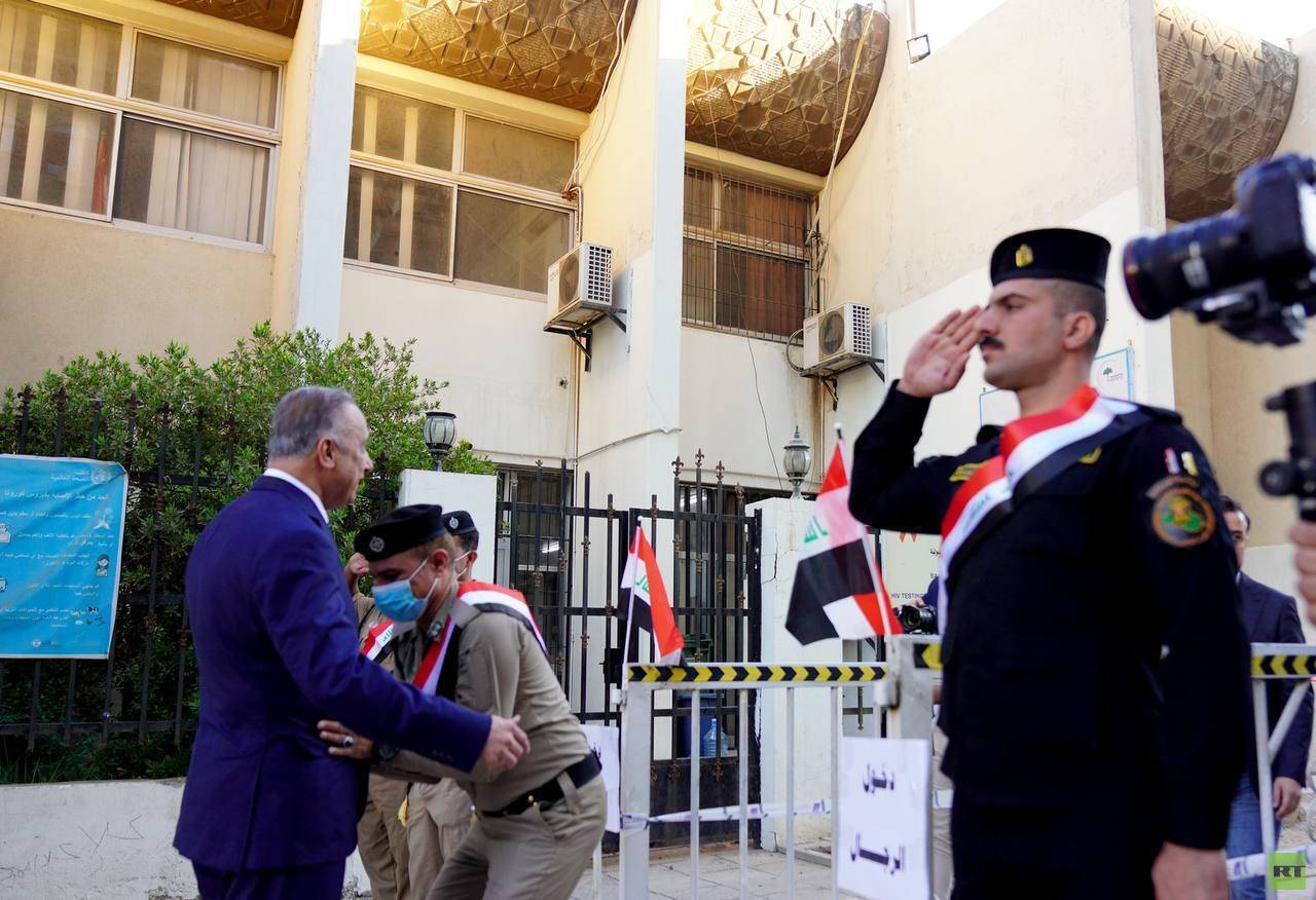 بعدما قاد سيارته الخاصة... هذا ما فعله الكاظمي أمام أحد مراكز الاقتراع