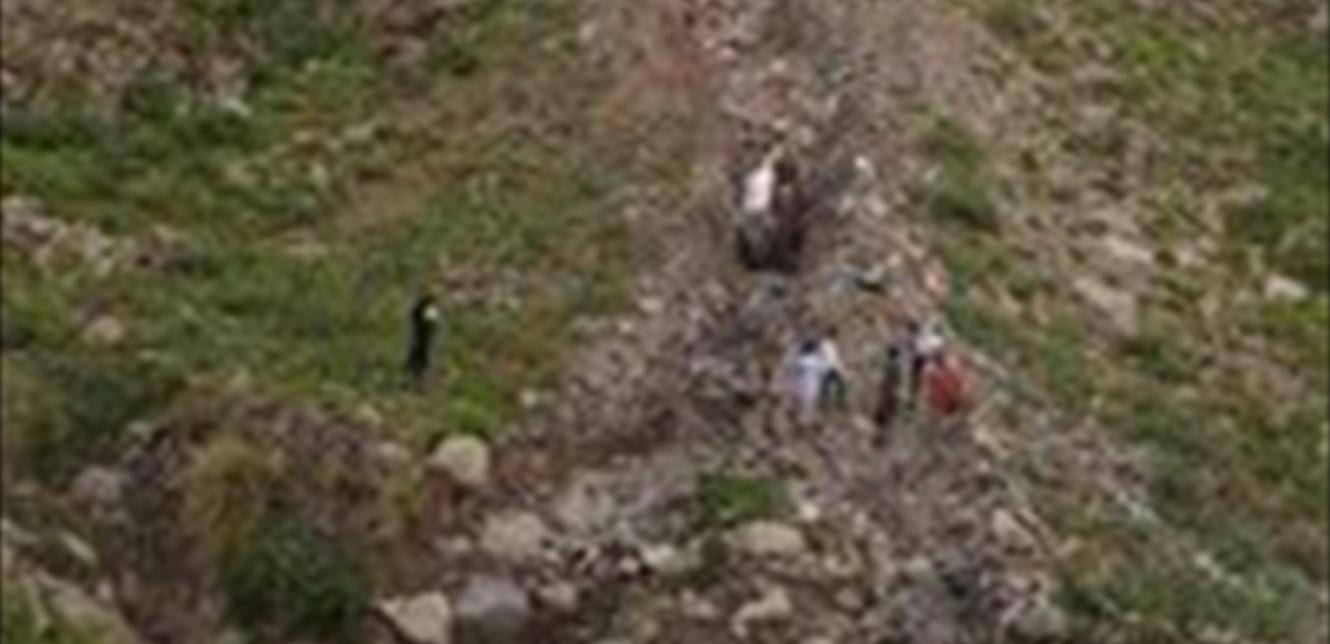 عائلة سقطت بسيارتها من منحدرات جبل!