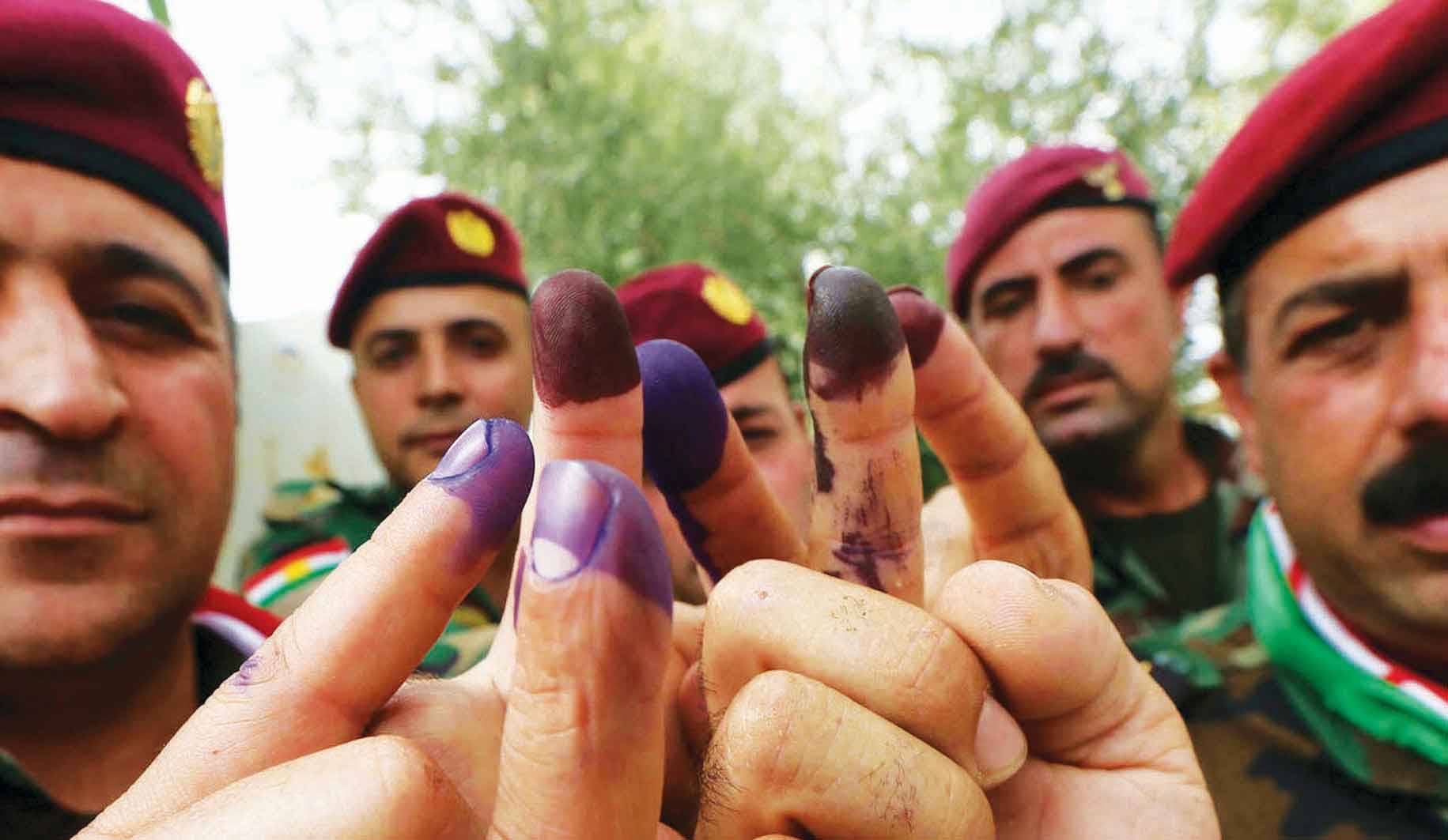 العراقيون يدلون بأصواتهم في عملية الاقتراع الخاص