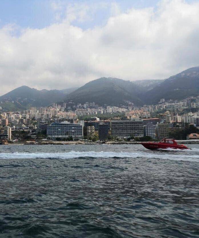بالفيديو.. سقوط طائرة مدنية قبالة حالات وفرق الجيش والدفاع المدني تهرع إلى المكان