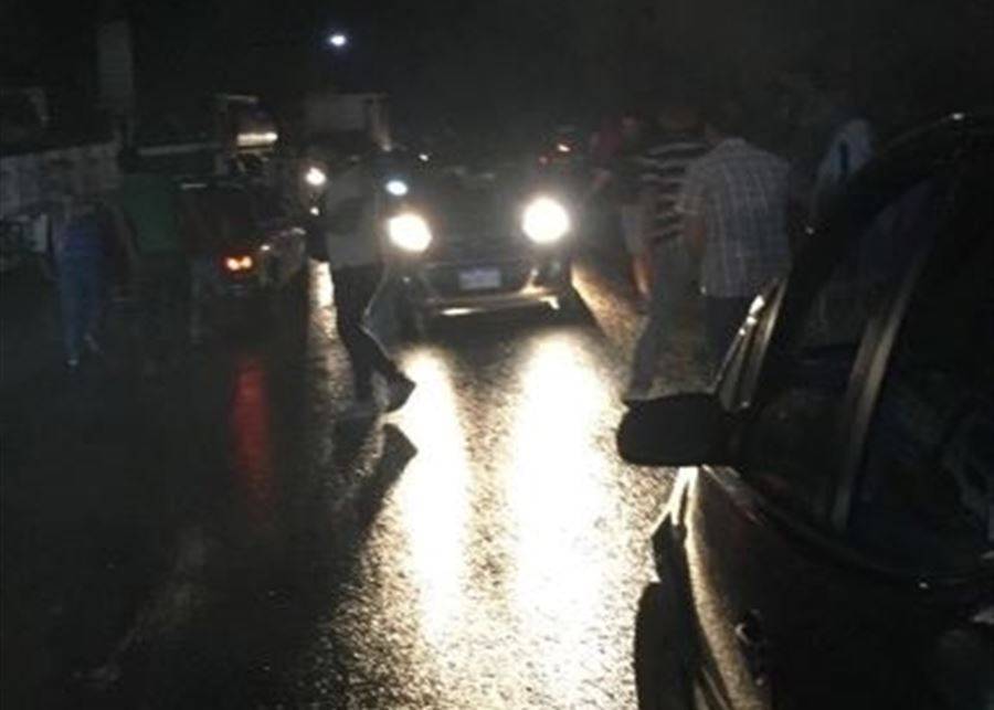 جريح بحادث سير على طريق الضنية بسبب تسرب مازوت