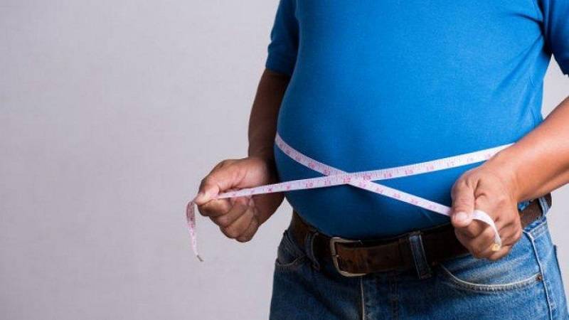 اليكم المشروب الذي "يحرق" دهون الجسم الخطرة أثناء النوم
