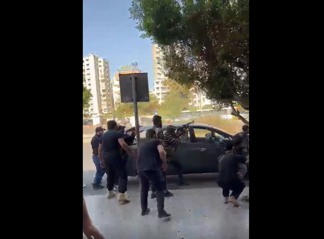 بالفيديو -  مسلحون يطلقون النار على القناصين... والأهالي عالقون يناشدون المعنيين لانقاذهم!