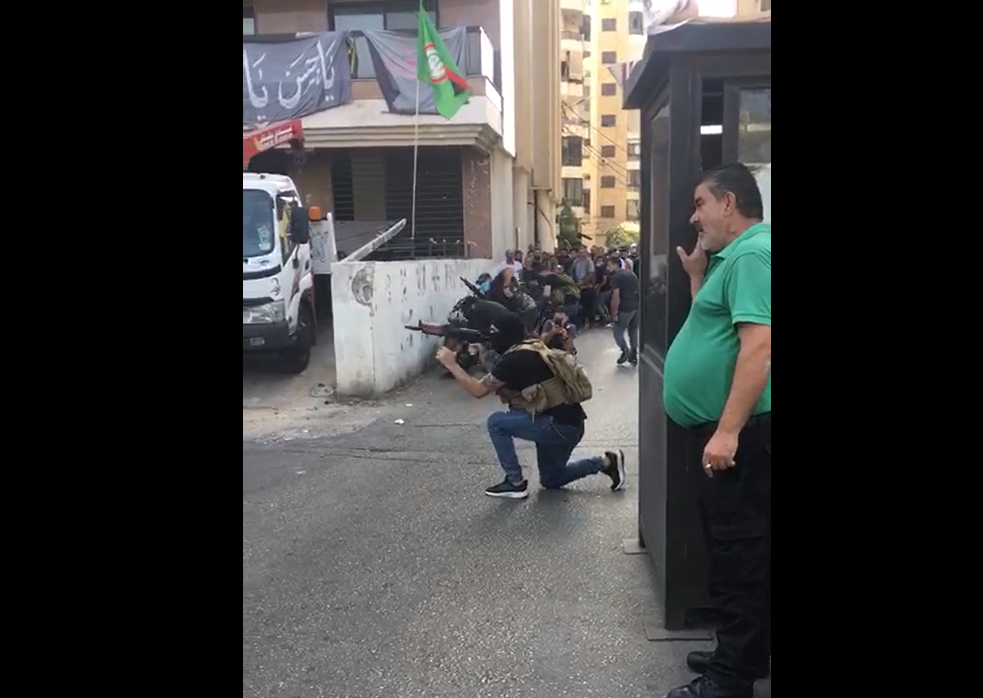 بالفيديو - ملتمون من حركة أمل يطلقون النار في منطقة الشياح
