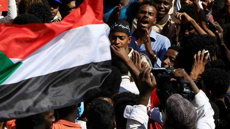 آلاف السودانيين يتظاهرون تأييدا للجيش