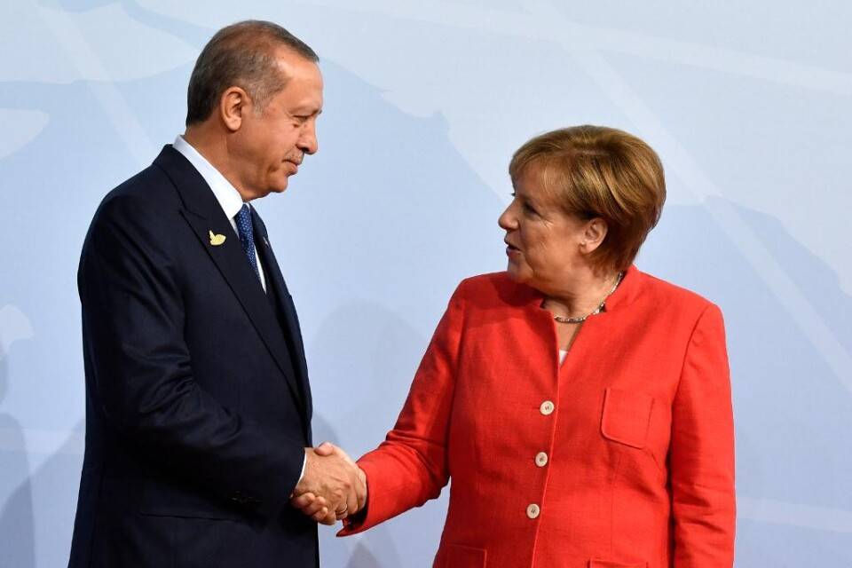 أردوغان يكشف لميركل ما يعاني منه الأتراك في أوروبا