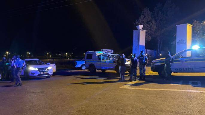 56 شخصا من المحاربين القدامى يحتجزون وزيرين كرهينة في جنوب إفريقيا