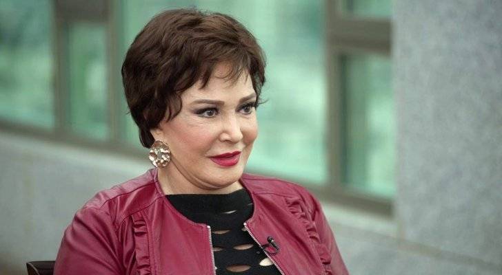 بالفيديو- لبلبة تقع أرضاً على المسرح!