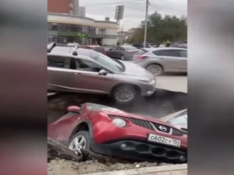 انهيار أرضي يبتلع سيارات في مدينة روسية