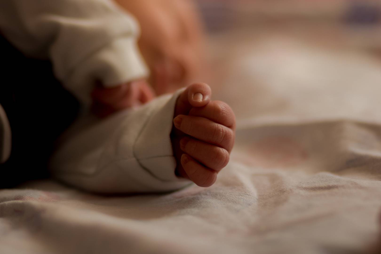 بعد حقن طفلين بلقاح ضد كورونا عن طريق الخط..هذا ما حدث!
