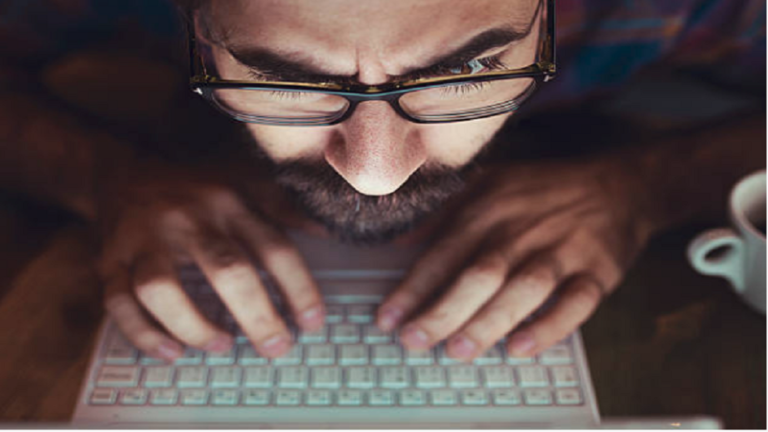 خمس دقائق فقط على وسائل التواصل الاجتماعي كفيلة بجعلك تعيسا