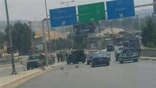 سائق يفقد السيطرة على طريق صيدا… والنتيجة 6 جرحى