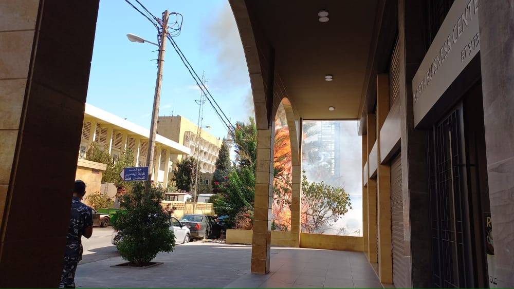 بالصور - النار تندلع أمام عدلية طرابلس