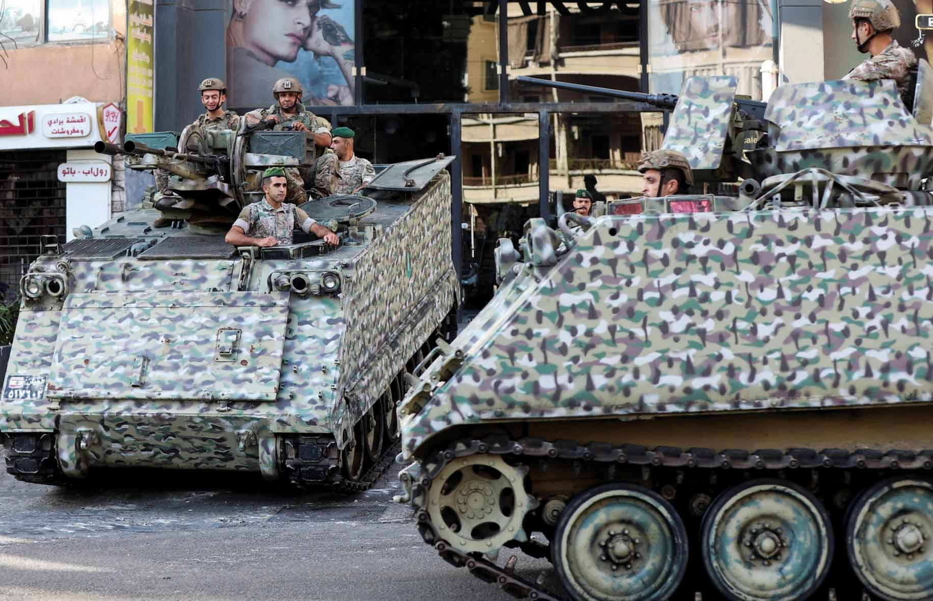 لبنان يتجاوز فتنة الطيونة... التحقيقات تتوسع وافادات مفصلة للموقوفين
حزب الله و «امل»: لن ننجرّ الى حرب اهلية... ونعرف كيف نحفظ دماءنا والايام ستشهد
عودة مجلس الوزراء تنتظر اتصالات الاسبوع المقبل وتبريد الاجواء