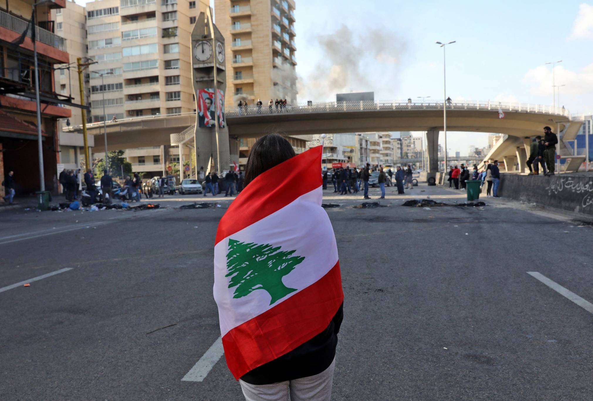 "في لبنان"... راتب المواطن أصبح يوازي 4 صفائح بنزين!