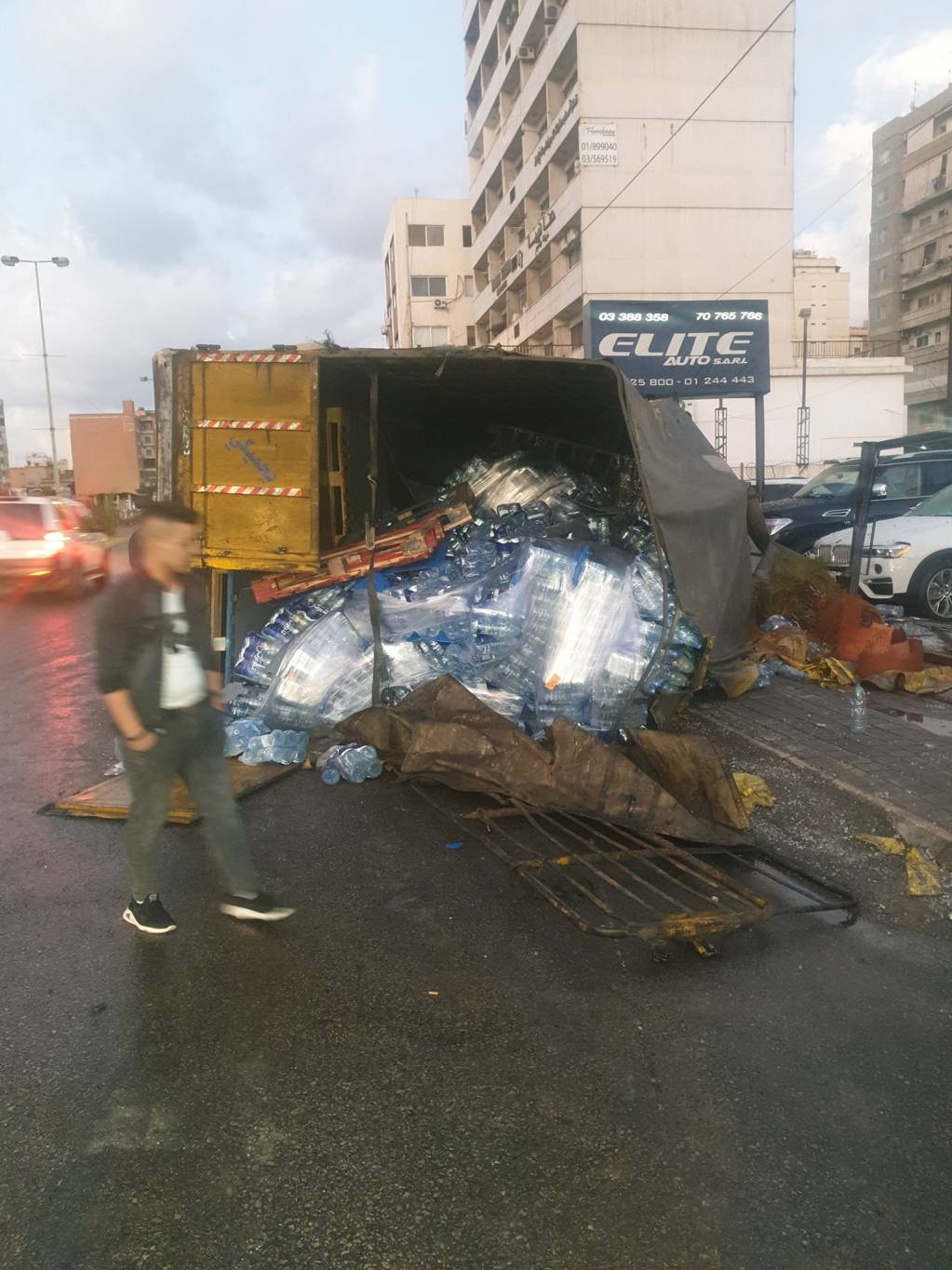 بالصور- قتيل جراء انقلاب شاحنة في البوشرية