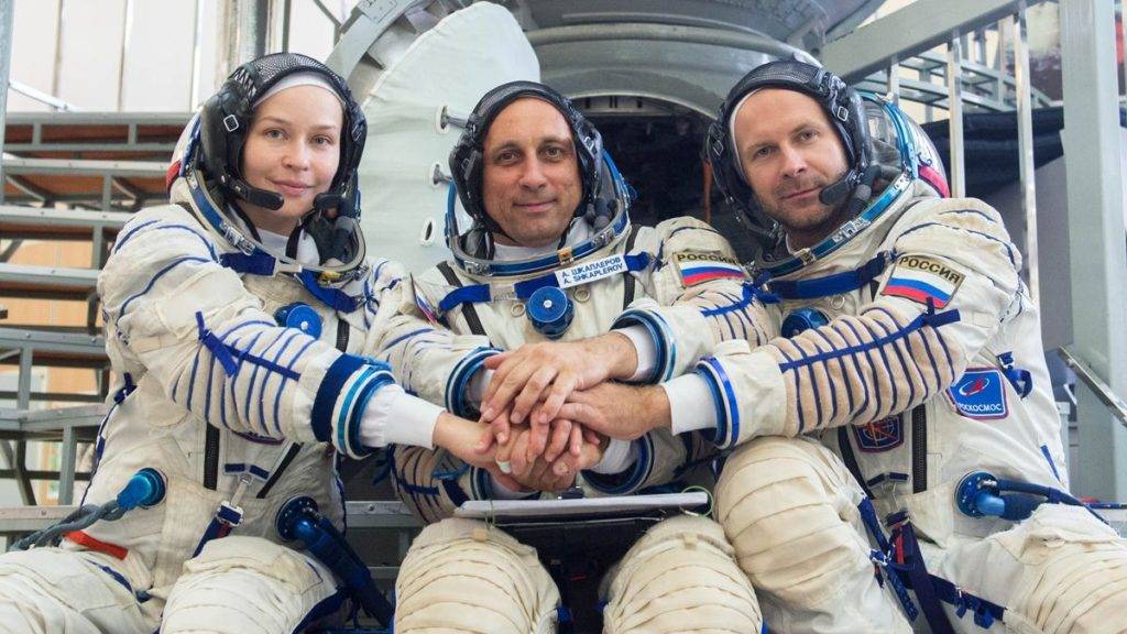 لحظة إخراج الفريق السينمائي الروسي من الكبسولة الفضائية بعد هبوطها على الأرض