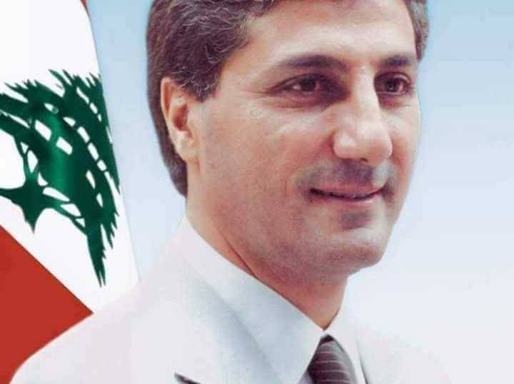 بالصورة- أهالي بلدة الحدت يعيدون رفع صورة  بشير الجميّل