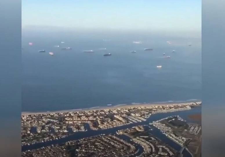 تكدس غير مسبوق للسفن والحاويات في موانئ كاليفورنيا