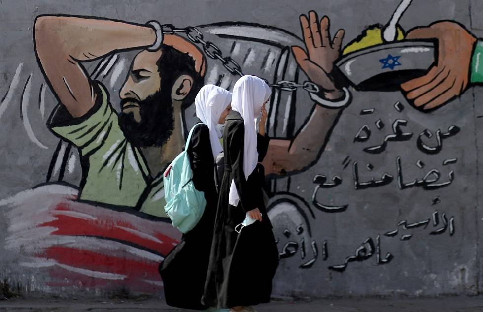 نقل ثلاثة أسرى فلسطينيين مضربين عن الطعام إلى المستشفى بعد تردّي أوضاعهم الصحية