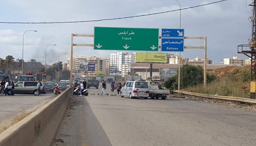 قطع أوتوستراد البالما ومسارب ساحة عبدالحميد كرامي احتجاجا على الاوضاع المعيشية