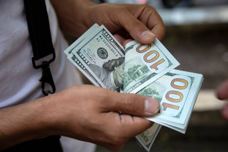 كيف افتتح سعر صرف الدولار صباح اليوم؟