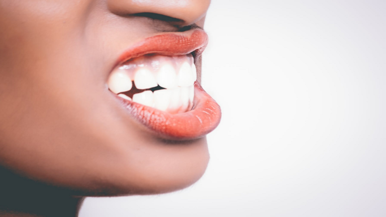 لماذا لا ينبغي سحق الثلج بأسنانك وكيف تتخلص من هذه العادة؟