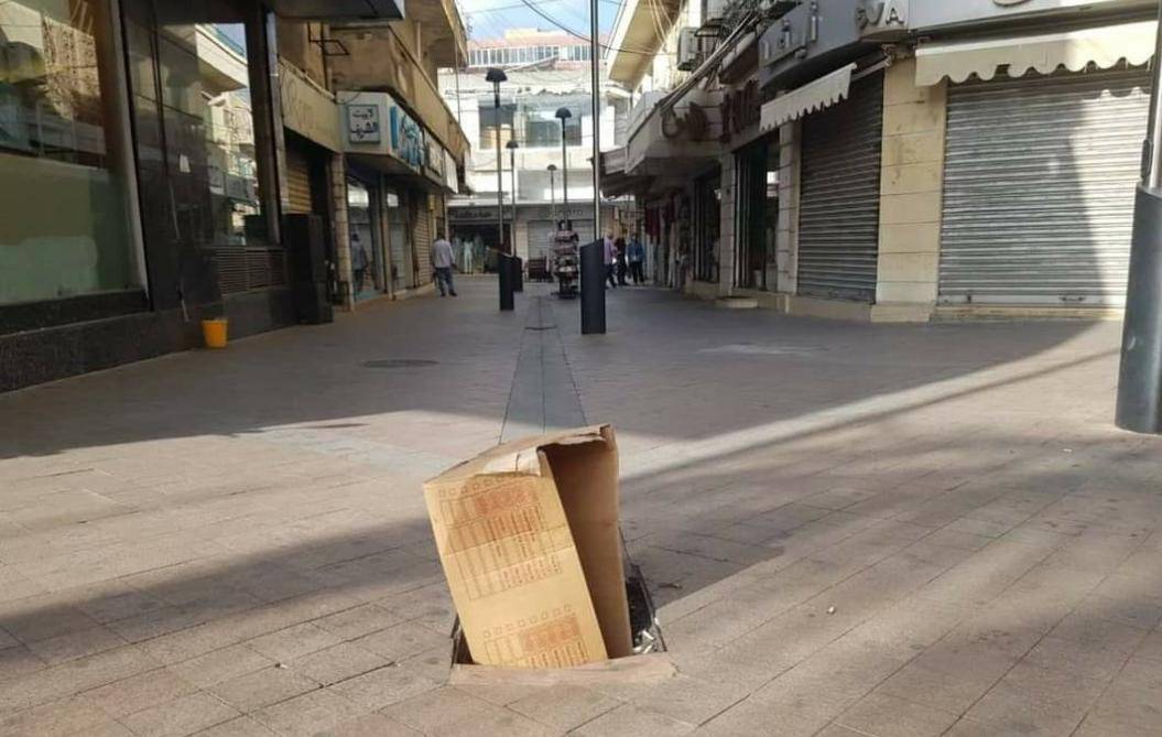 بالصورة- سرقة الأغطية الحديدية لقنوات صرف مياه الأمطار في صيدا