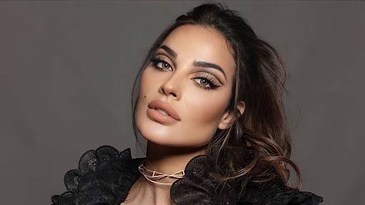 نادين نسيب نجيم تحتفل بـ 14 مليون متابع