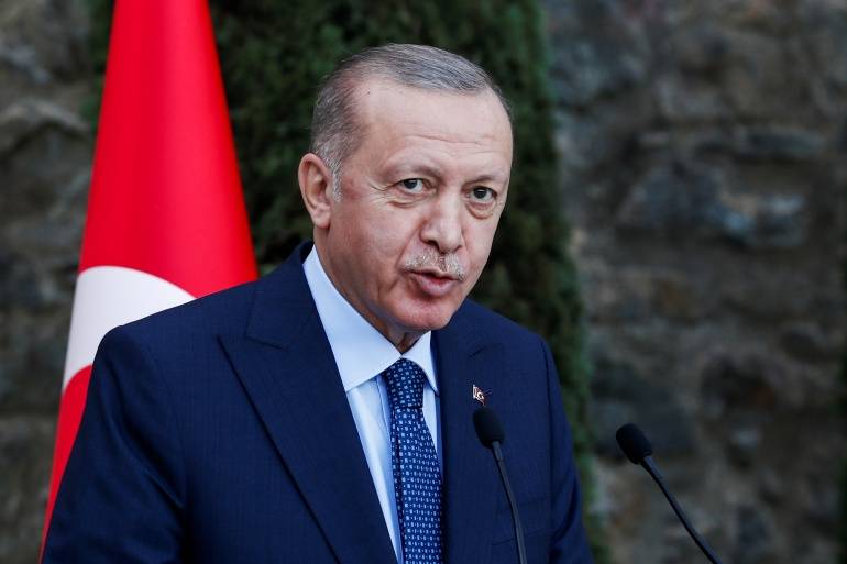 الناشطون الأتراك يطالبون أردوغان بالإستقالة!