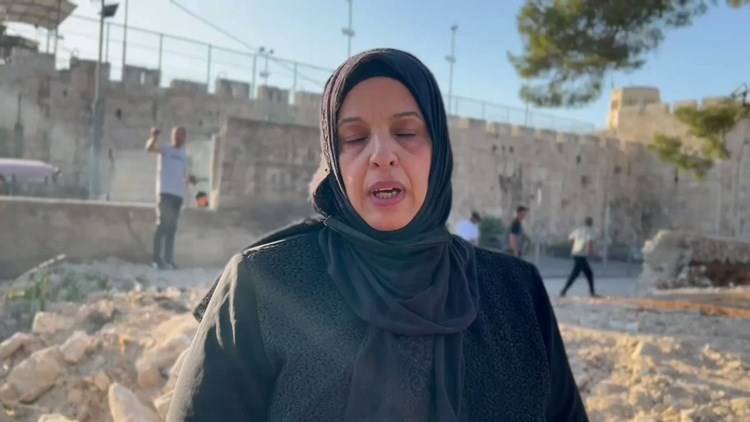 مقدسية تعانق قبر ابنها كي لا يجرفه الاحتلال