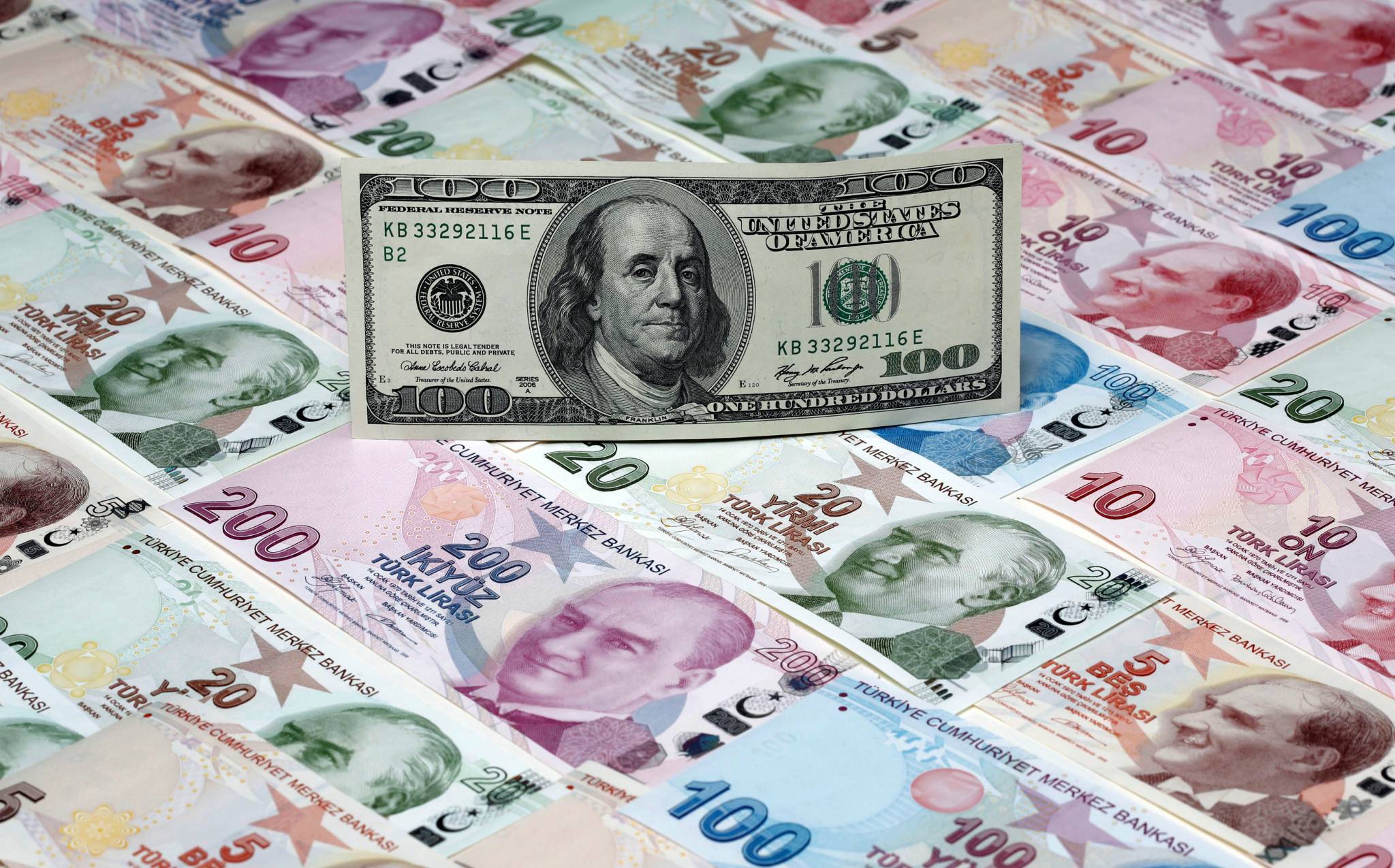 الليرة التركية تلامس أدنى مستوياتها