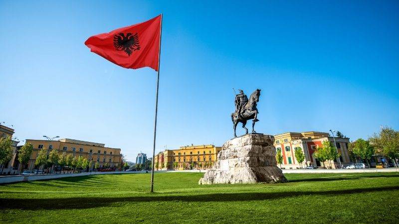 السلطات الألبانية تحقق بحادثة تسمّم 400 شخص في ضواحي العاصمة