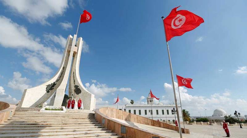 احتجاز وزير تونسي سابق وسبعة مسؤولين