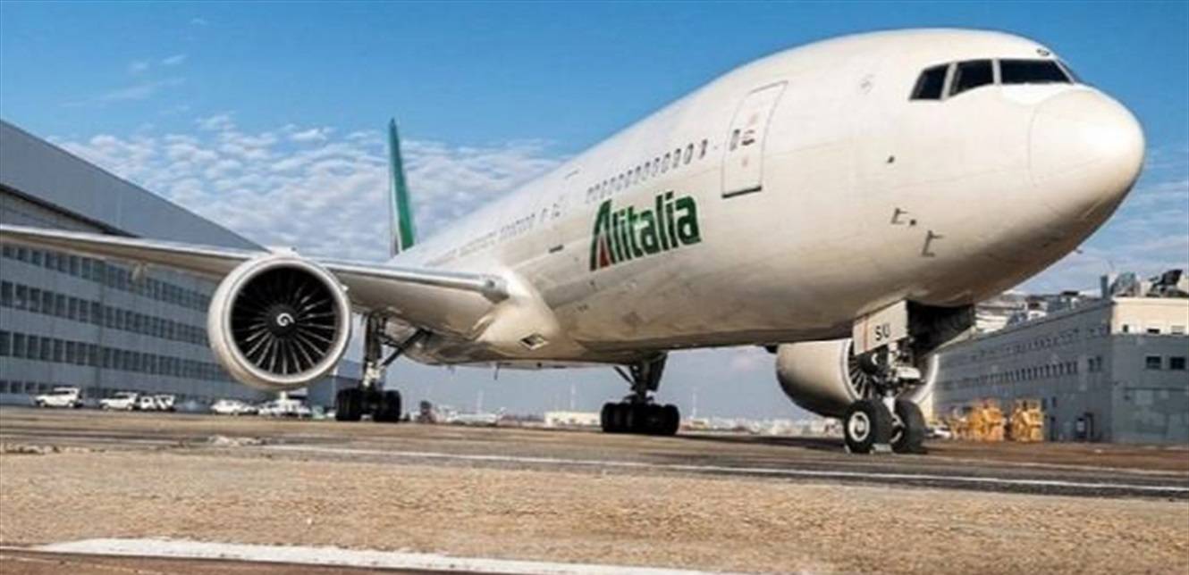 بالفيديو- مضيفات طيران يخلعن ملابسهن.. ما السبب؟