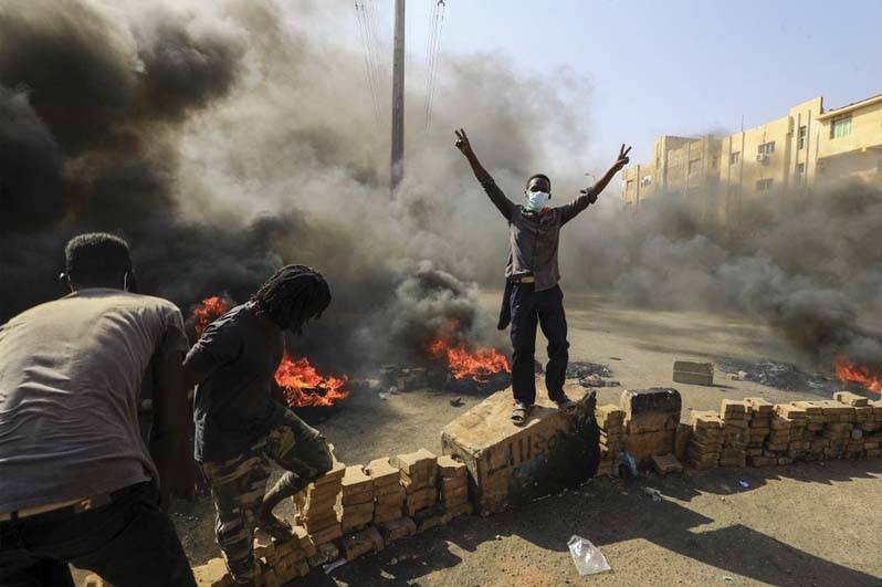 السودان: اعتقال حمدوك ومجلسي الوزراء والسيادة وواشنطن
تندد بـ «الانقلاب»... ومظاهرات شعبية رفضاً «للعسكر»