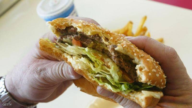 "مادة خطيرة" في الوجبات السريعة.. دراسة تدق جرس إنذار