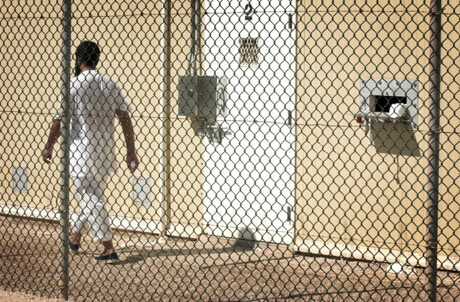 الإمارات ترسل 12يمنيا من معتقلي "غوانتانامو" سابقا إلى بلادهم
